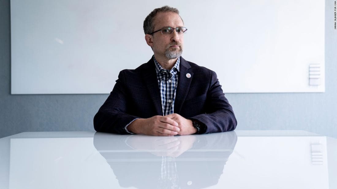 El FBI advirtió a Twitter que podría tener un agente chino en nómina, dice el senador Grassley