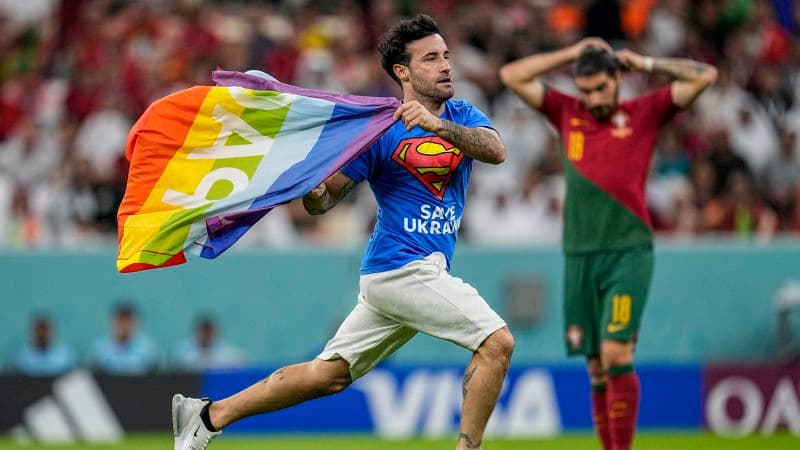 Portugal vs. Uruguay: Invasor de la cancha con bandera arcoíris interrumpe partido del Mundial