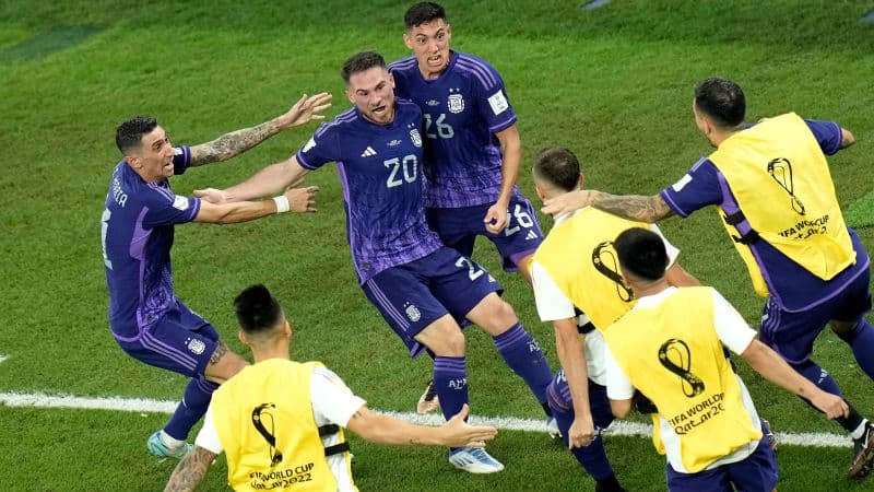 Lionel Messi detuvo un penal, pero Argentina avanza a los octavos de final de la Copa del Mundo con victoria