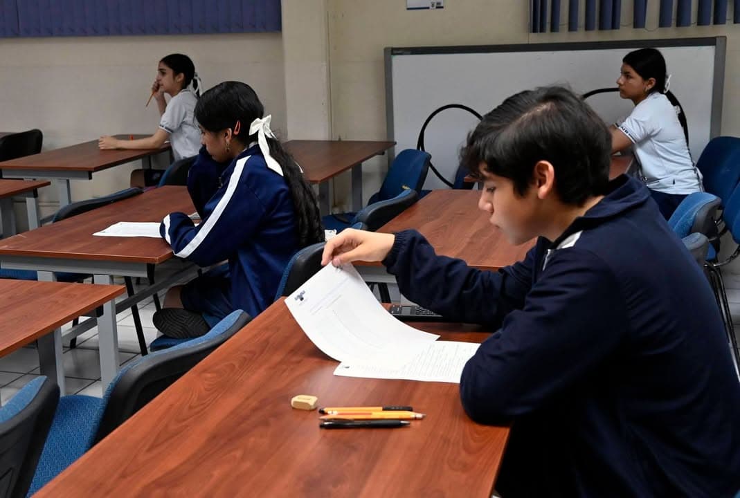 Recibe la Facultad de Ciencias Físico Matemáticas de la UAS a estudiantes