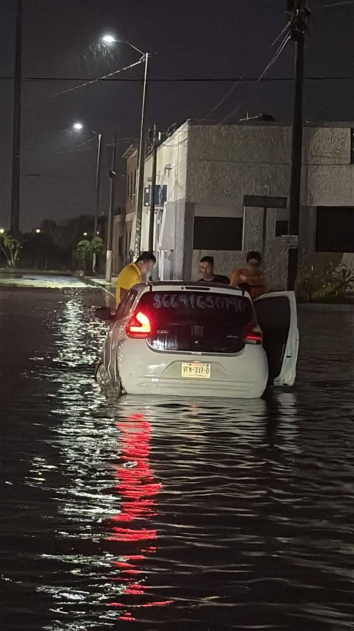 Elementos de Protección Civil apoyaron a dos automovilistas que se quedaron varados