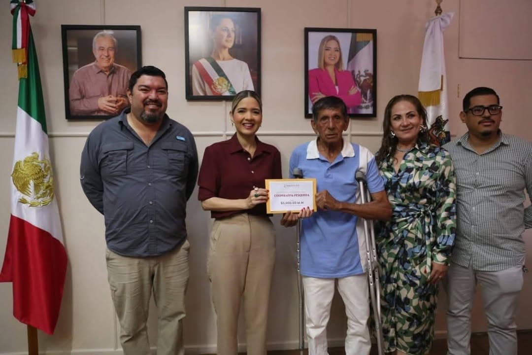 Entrega la Presidenta Estrella Palacios apoyos económicos al sector pesquero