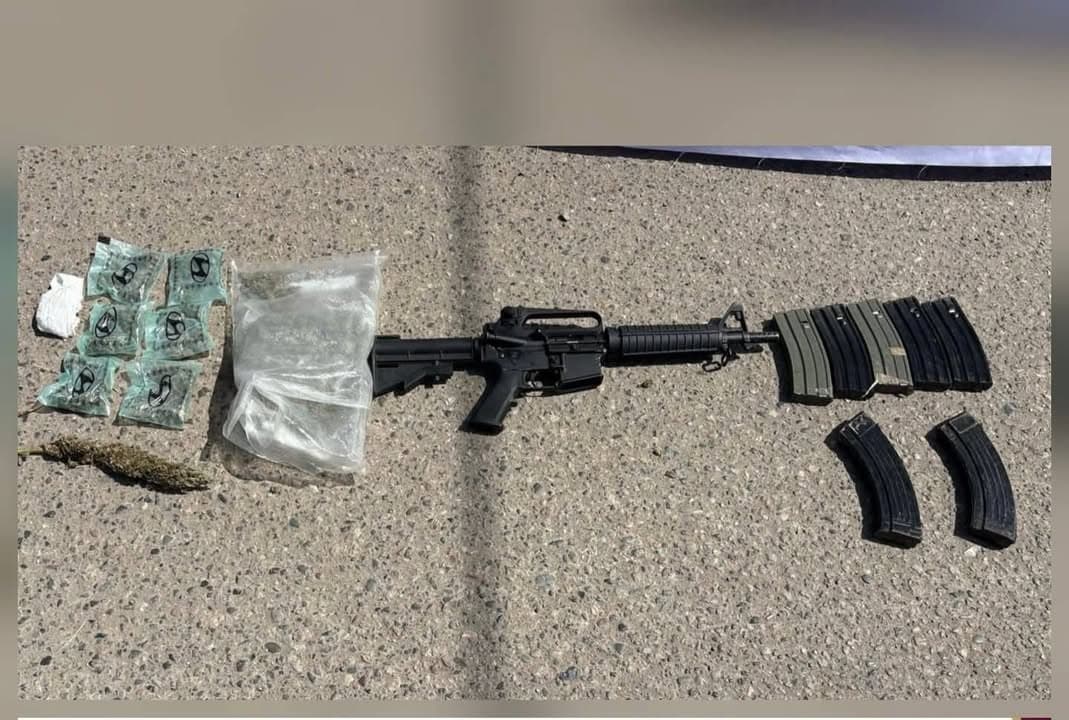 Detienen a cuatro civiles y aseguran un fus1l, vehículos y drøga