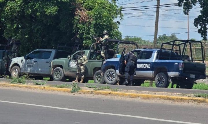 Trasladan a hospital a tres PPL que resultaron heridos durante la riña registrada este viernes en el penal de Culiacán