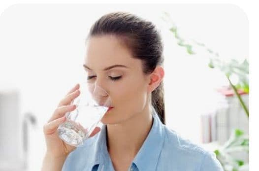 DIEZ BENEFICIOS PARA LA SALUD AL TOMAR AGUA EN AYUNAS