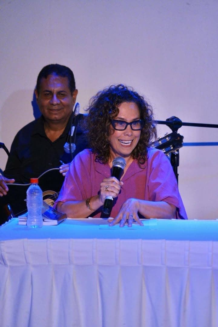 *Presentan el libro “Si hablas con Dios, pregúntale si yo te