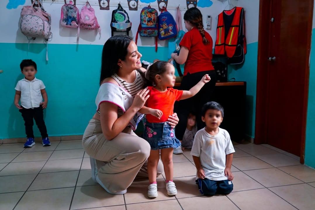 *Karely Tirado, candidata a Reina del Carnaval, suma esfuerzos con Cáritas