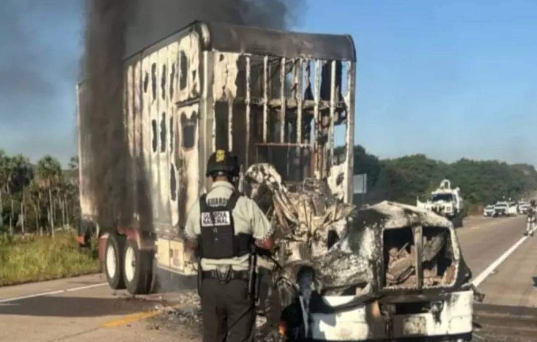 OTRO NARCOBLOQUEO EN ESCUINAPA SALDO DE DOS MUERTOS Escuinapa, Sinaloa –