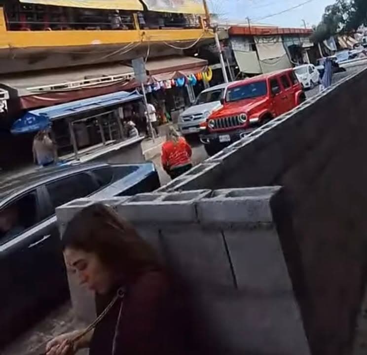 ¡Y ahora..! ¡Una barda en la banqueta de la calle Leandro