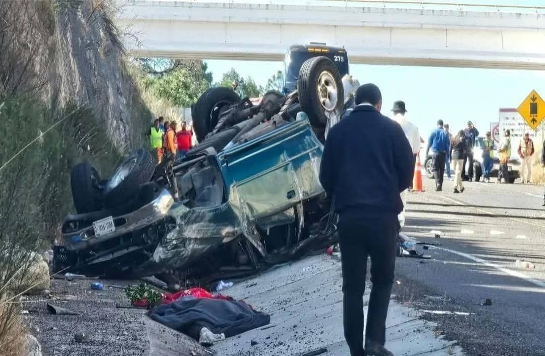 Reportan accidente de camioneta que deja 4 muertos en la Mazatlán-Durango!