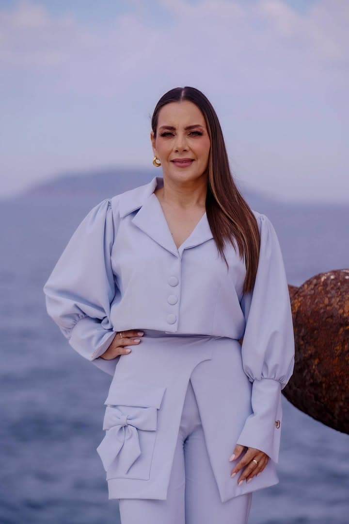 *S.G.M. Karina Dueñas, Reina de Plata de los Juegos Florales, será