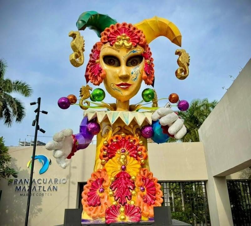 Gran Acuario Mazatlán se prepara para la máxima fiesta del puerto con la colocación del monigote “Arlequín del Mar”