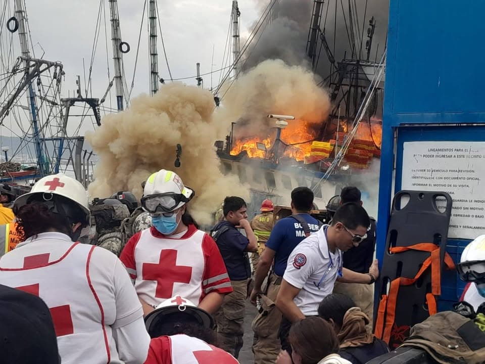 Se inciendia un barco camaronero en el muelle Gabriel Leyva en